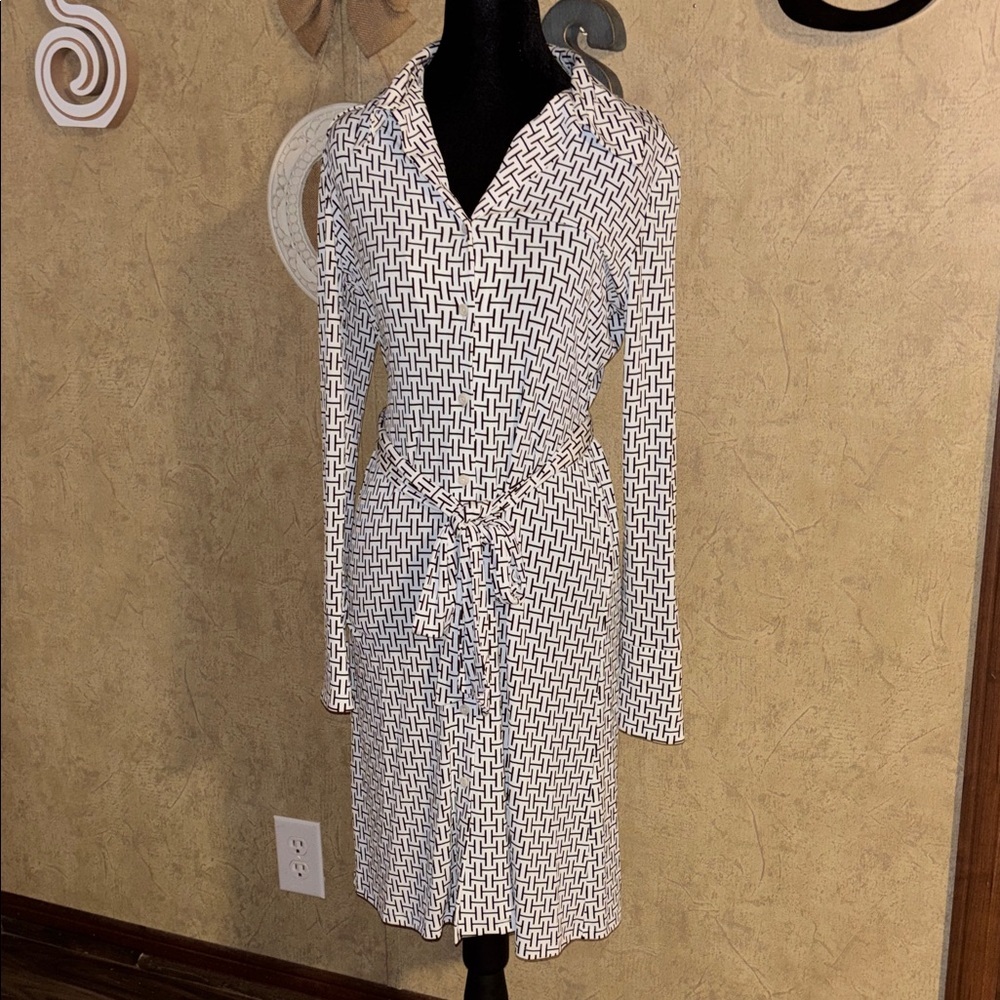 Small Halston Black & White H Patterned Dress button front tie belt V neck drama